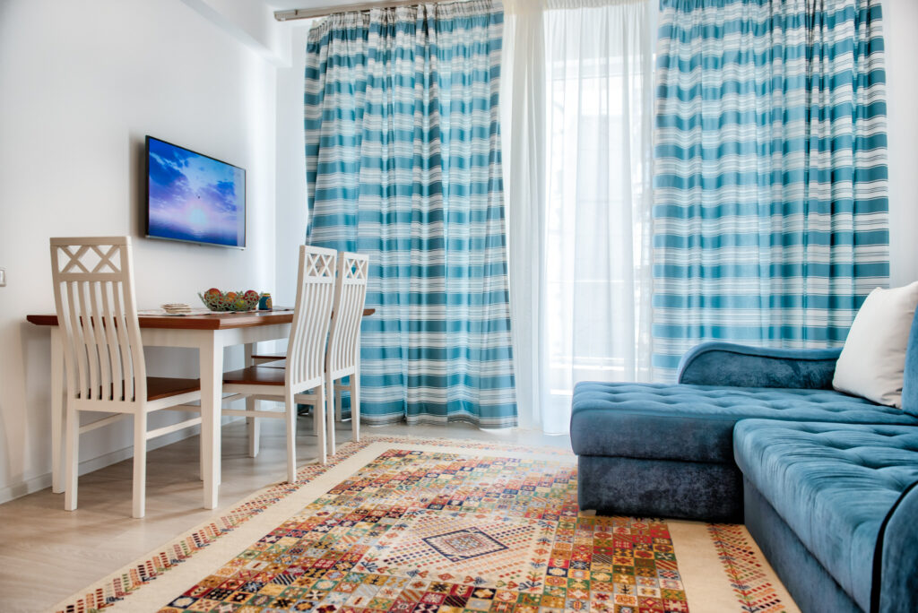 living room cu canapea albastra