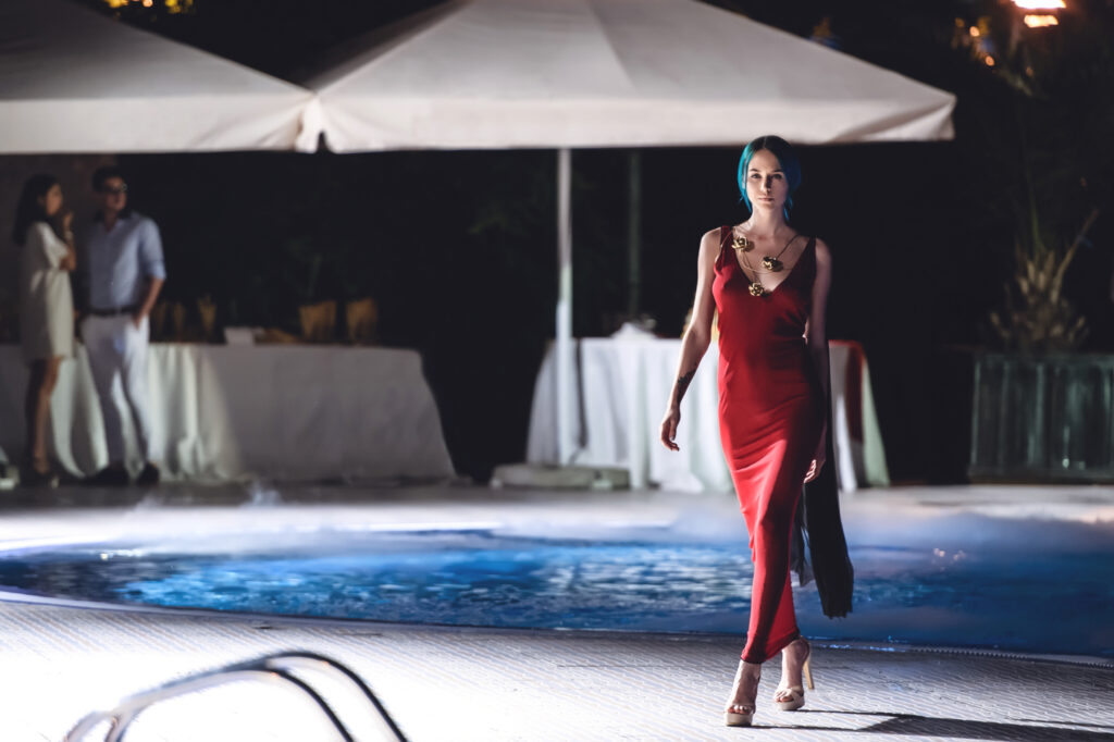 model catwalk pe marginea piscinei