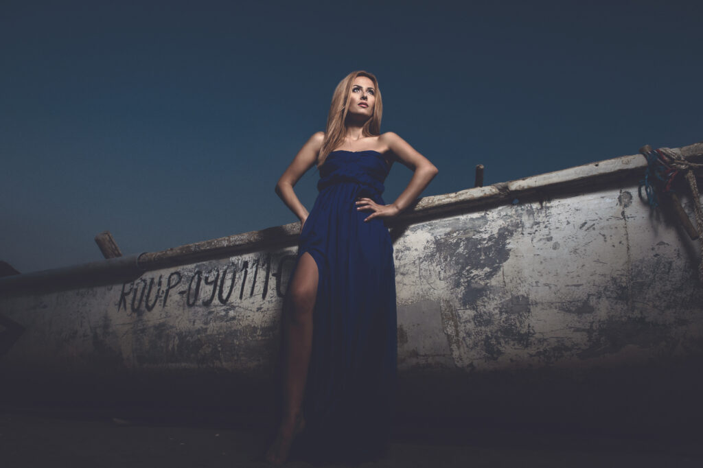 fotomodel in rochie albastra langa barca